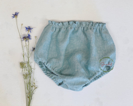 Linen Mint Bloomers feature a beautiful dusty mint color in a timeless linen fabric. The material is lightweight and airy, perfect for those warm summer days. The elastic waistband and ankle cuffs ensure a comfortable fit, so you can look great and feel great.