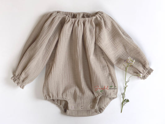 Adorable sand brown baby romper made from the finest Double gauze fabric. Long sleeve romper features elastic leg openings, arms, and neck for a comfortable fit. The snaps at the crotch allow for easy diaper changes. Soft and breathable double gauze fabric keeps your little one cozy and cool. Perfect for everyday wear or special occasions, this sand brown baby romper combines style and functionality. Handmade with care and love in The Netherlands